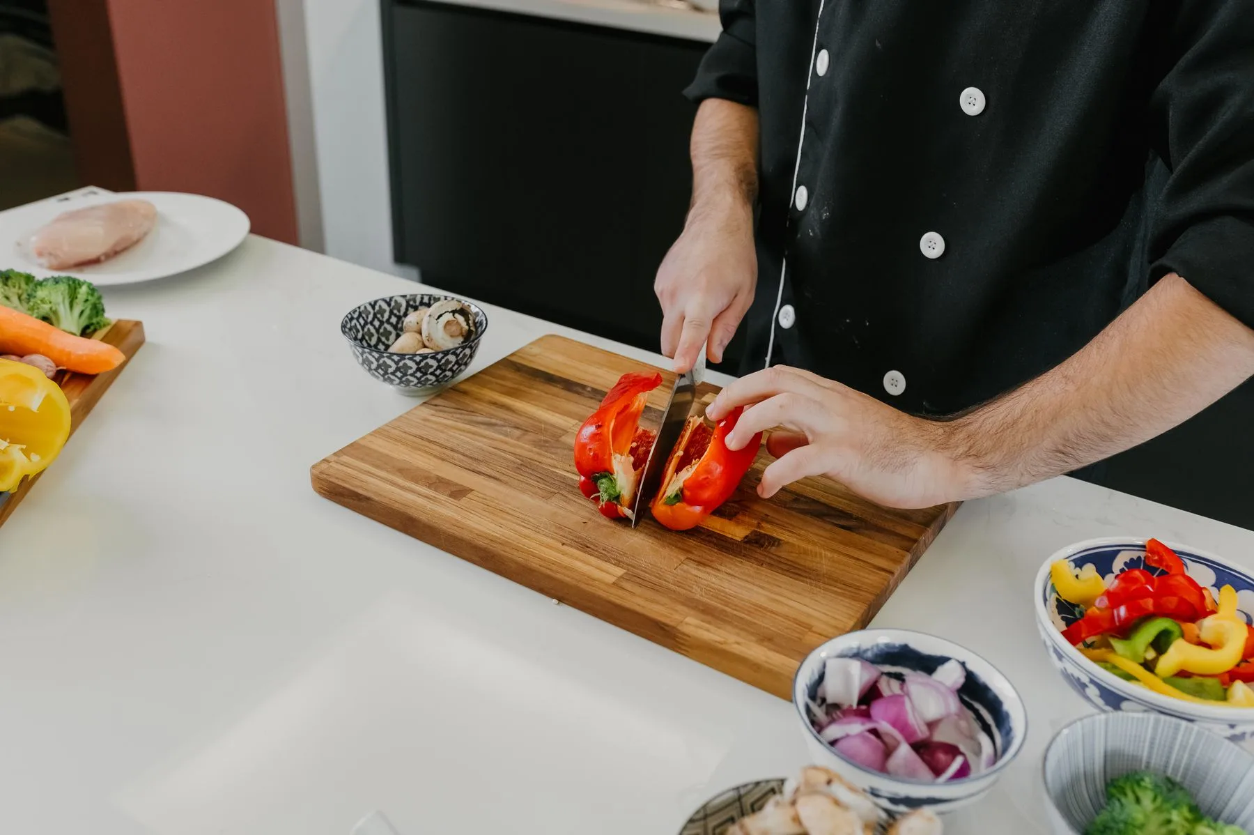 Chef preparando un plato en una cocina profesional